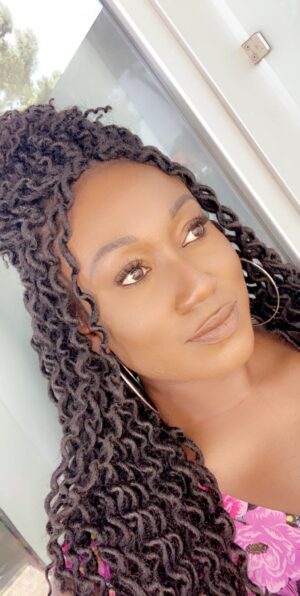 journalist with faux locs takes a selfie